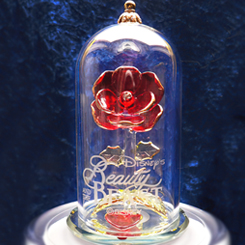 Réplica oficial de la Rosa Encantada Deluxe inspirada en la emblemática rosa de La Bella y la Bestia, esta figura de Disney representa una rosa magníficamente trabajada bajo una cúpula de cristal. 