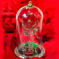 Réplica oficial de la Rosa Encantada inspirada en la emblemática rosa de La Bella y la Bestia, esta figura de Disney representa una rosa magníficamente trabajada bajo una cúpula de cristal. 