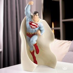 Descubre la majestuosidad y el poder del héroe icónico por excelencia, el inigualable Superman de los cómics de DC, inmortalizado en una figura de porcelana. Esta obra maestra te permite tener a tu superhéroe favorito en una forma que trasciende