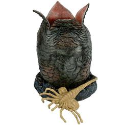 Como se vio en el clásico de terror de 1986 Aliens, esta réplica de tamaño real tiene casi 91 cm de alto, y las solapas están articuladas con una armadura de alambre que permiten abrir los pliegues superiores del huevo.