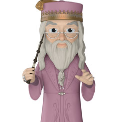 Figura de Albus Dumbledore realizada en vinilo perteneciente a la línea Rock Candy de Funko. La figura tiene una altura aproximada de 13 cm., y está basada en la popular saga de Harry Potter. 