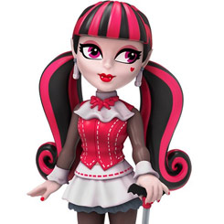 Figura de Draculaura realizada en vinilo perteneciente a la línea Rock Candy de Funko. La figura tiene una altura aproximada de 13 cm., y está basada en la popular serie de TV Monsters High.