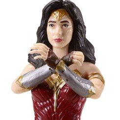 Figura articulada de Wonder Woman basado en el popular personaje de DC Comics. Puedes mover tus brazos y piernas. Mide aproximadamente 19 cm. El regalo perfecto para fans de DC Comics