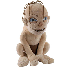 Carismático peluche de Gollum, basado en la saga de El Señor de los Anillos. Este precioso peluche tiene una altura aproximada de 23 cm y esta realizado en 100% Poliéster. 