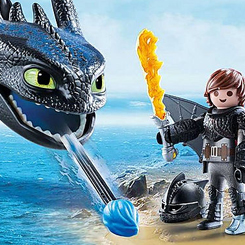 Set Hipo y Desdentao con bebé dragón basado en la saga de Cómo entrenar a tu dragón, Hipo viene con el traje Volador y Desdentao con Bebé Dragón, para crear y recrear aventuras como las de la película.