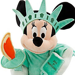 Peluche de Minnie Mouse disfrazada de la Estatua de la Libertad, en la que podemos ver la famosa antorcha y la Declaración de Independencia.