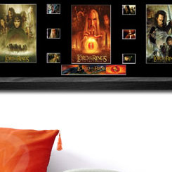 Increíble cuadro con los posters de la trilogía de las películas de la mítica saga de El Señor de los Anillos, con tres posters y 6 negativos originales.