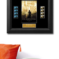 Cuadro con el poster de Gladiator con dos negativos originales de la película.  Incluye certificado. Producto limitado a 1000 unidades.