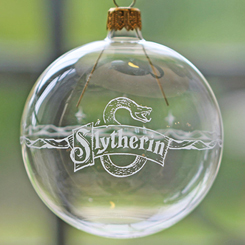 Adorno de Navidad Slytherin. Esta preciosa bola de Navidad está realizada en vidrio y tiene unas dimensiones aproximadas de 8 x 8 cm. Haz que brille un poco más este año con el adorno navideño
