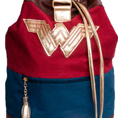 Bolsa oficial de Wonder Woman basado en el famoso personaje de DC Comics. La bolsa está realizada en poliéster de alta calidad. Tiene unas medidas aproximadas de 36 x 22 cm en la base.