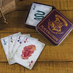 Preciosa baraja de 54 naipes basada en la saga de Harry Potter. El regalo ideal para todos los fans de Hogwarts. Revive todas las aventuras de Harry y sus amigos con esta espectacular baraja. 