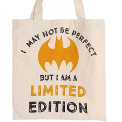Bolsa oficial I May Not Be Perfect Batman But I Am A Limited Edition basada en el popular personaje de DC Comics. La bolsa está realizada en algodón. 