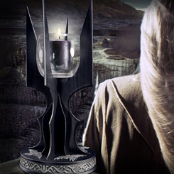 La oscuridad de Isengard cobra vida con este candelabro oficial de El Señor de los Anillos, diseñado con precisión para replicar la imponente empuñadura del bastón de Saruman. 
