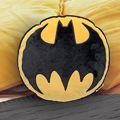 Cojin oficial con el logo de Batman basado en el popular personaje de DC Comics. Ahora podrás tener al hombre murciélago en tu hogar con este precioso cojin con el logo de Batman. 