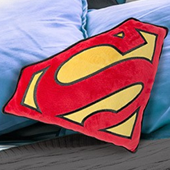 Cojin oficial con el logo de Superman basado en el popular personaje de DC Comics. Ahora podrás tener al hombre de acero en tu hogar con este precioso cojin con el logo de Superman.