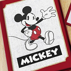 ¿Te sientes nostálgico? Cuando dices nostalgia, ¡solo puedes pensar en Mickey! ¡Pero no cualquier Mickey, sino el que tiene sus icónicos pantalones rojos, maravillosamente puesto en este cuaderno 