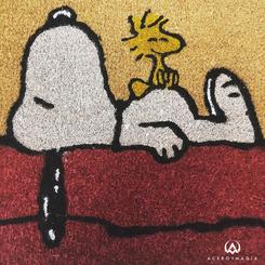 Divertido felpudo de Snoopy y Woodstock basado en los comics de Snoopy, ideal como felpudo de bienvenida. Medidas aproximadas de 40 cm. x 60 cm.,  realizado en fibra de coco..