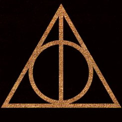 Precioso felpudo con el símbolo aparecido en Harry Potter “Las Reliquias de la Muerte”, compuesto por La Varita de Saúco, la Piedra de la Resurrección y la Capa de la Invisibilidad.