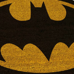 Divertido felpudo con el logo de Batman, basada en la mítica saga de comics y películas de DC Comics, ahora puedes decorar la entrada de tu casa con el logo del hombre murciélago.