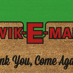 Divertido felpudo con el texto Kwik-E-Mart inspirado en la mítica serie de televisión The Simpsons creada por Matt Groening para Fox Broadcasting Company, ideal como felpudo de bienvenida.