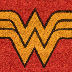 Divertido felpudo del logo de Wonder Woman basado en el popular personaje de DC Comics, ideal como felpudo de bienvenida. Medidas aproximadas de 40 cm. x 60 cm.,  realizado en fibra de coco.. 