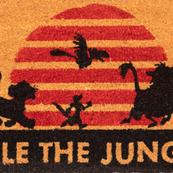 Divertido felpudo Rule the Jungle basado en la película de El Rey León, ideal como felpudo de bienvenida. Medidas aproximadas de 40 cm. x 60 cm.,  realizado en fibra de coco. 