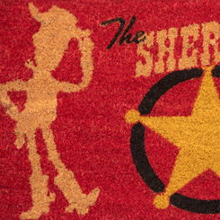 Divertido felpudo del Sheriff Woody con el texto "The Sheriff is Here" basado en la saga de Toy Story, ideal como felpudo de bienvenida. Medidas aproximadas de 40 cm. x 60 cm.,  realizado en fibra de coco.
