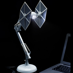 Espectacular lámpara de escritorio TIE Fighter basada en la saga de Star Wars. Posiblemente sea el aliado perfecto para hacer un buen trabajo. Una brillante lámpara de escritorio con el diseño de un clásico Star Wars TIE Fighter.
