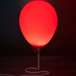 Lámpara oficial globo de Pennywise basado en la saga de IT. Esta preciosa lámpara está realizada c con BDP ™, y tiene una altura aproximada de 34 cm. La cuerda del globo hace el soporte para la lámpara.