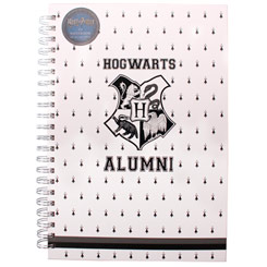 ¡Libreta A4 de Harry Potter ideal para apuntar pócimas y hechizos mágicos! La cubierta presenta el logo de Hogwarts representando las cuatro casas con la frase 'Hogwarts Alumni'. 