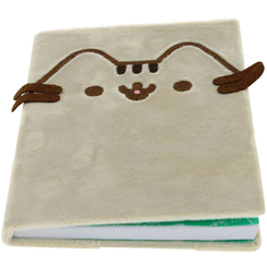 Tierna y suave libreta de Pusheen, esta divertida libreta parece un lindo peluche y tiene unas dimensiones aproximadas de 14,8 cm x 21 cm.  Escribe tus momentos más mágicos en esta preciosa libreta Pusheen Libreta Peluche A5 .