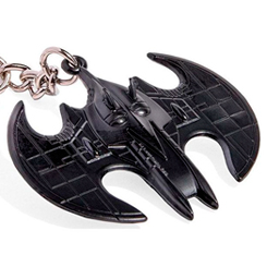Precioso llavero del Black Batwing basado en el popular personaje Batman de DC Comics. Este precioso llavero está realizado en metal y tiene una longitud aproximada de 5 cm., 
