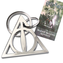 Llavero oficial de Xenophilius Lovegood con el símbolo aparecido en Harry Potter “Las Reliquias de la Muerte”, compuesto por La Varita de Saúco, la Piedra de la Resurrección y la Capa de la Invisibilidad