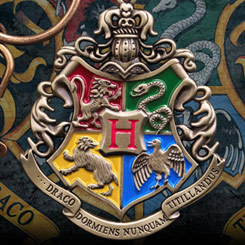 Llavero oficial del escudo de Hogwarts basado en la saga de Harry Potter. El llavero está realizado en metal y tiene una longitud aproximada de 5 cm,.