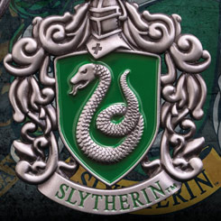 Llavero oficial del escudo de Slytherin basado en la saga de Harry Potter. El llavero está realizado en metal y tiene una longitud aproximada de 5 cm,.
