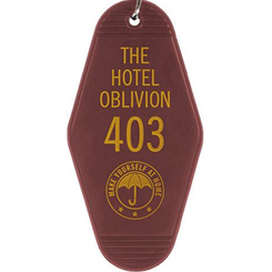  Llavero Hotel Oblivion 403 basado en la serie de Netflix The Umbrella Academy. Este llavero tiene unas dimensiones aproximadas de 9 x 4,5 cm y está realizado en plástico y metal.