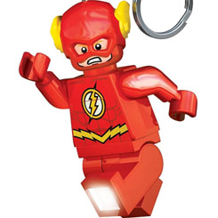 Divertido Llavero y Linterna de The Flash de Lego de La Liga de la Justicia. Disfruta con este carismático personaje realizado en PVC que además lleva incluido en sus pies dos luces LED. 