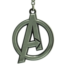 Espectacular llavero oficial con el logo de los Vengadores (Avengers) de Marvel. Este precioso llavero está realizado en metal de alta calidad con una dimensiones aproximadas de 4,1 x 3,3 cm.