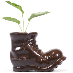 Réplica oficial de la bota con la plantita basada en la película de Pixar Wall-e. Decora tu rincón preferido con este símbolo de la naturaleza, el macetero está realizado en dolomita.