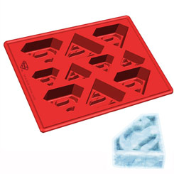 Fantástico molde de silicona con la forma del logo de Superman de DC Comics. El molde tiene unas dimensiones aproximadas de 15 x 11 x 3 cm. 