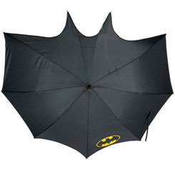 Disfruta cantando bajo la lluvia con este espectacular paraguas con la forma del hombre murciélago más famoso de DC Comics. Este espectacular paraguas tiene un diámetro aproximado de 60 cm.