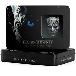 Réplica Oficial del pin y la placa metálica Night King basada en la serie de Televisión de Juego de Tronos. El broche está realizado en metal, con el grabado característico visto en la serie Juego de Tronos,