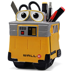 Da un toque curioso, curiosísimo a tu escritorio con este portalápices del carismático Wall-E. Su divertido diseño, inspirado en la película de Pixar Wall-E, presenta preciosos detalles del simpatico personaje. 