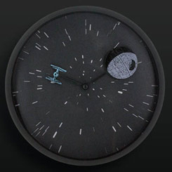 Espectacular reloj de pared en 3D de Star Wars. El espacio y el tiempo se combinan en este reloj con la Estrella de la Muerte y el caza TIE y el fondo está lleno de estrellas para dar un efecto tridimensional.