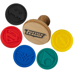 Sello para galletas realizado en silicona y basado en La Liga de la Justicia de DC Comics Ahora puedes elegir uno de estos motivos Flash, Batman, Superman, Aquaman y Wonder Woman para hacer tus galletas favoritas.