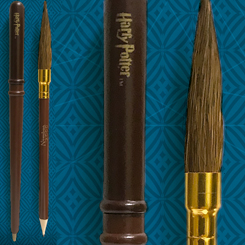 Precioso set de escritorio de Harry Potter, este set está compuesto por un boligrafo en forma de varita mágica y un lapicero en forma de la famosa escoba voladora Nimbus 2000. 