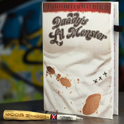 Réplica Oficial de la libreta con bolígrafo de Harley Quinn basado en la película la Suicide Squad. El set está compuesto por una libreta de Daddy's Lil Monster y un bolígrafo en forma de bate de Baseball. 
