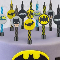 Set compuesto por 10 velas de Batman basado en el carismático personaje de DC Comics. Este pack está compuesto por 10 velas de cumpleaños con una altura aproximada de 10 cm.