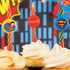 Set compuesto por 10 velas de Superman basado en el carismático personaje de DC Comics. Este pack está compuesto por 10 velas de cumpleaños con una altura aproximada de 10 cm. 