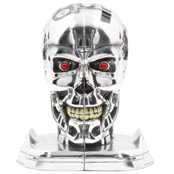 Enviada en el tiempo desde el futuro, este sujetalibros con licencia oficial del busto Terminator T-800, es impresionante el detalle del sistema hidráulico superpuesto sobre una estructura esquelética metálica.